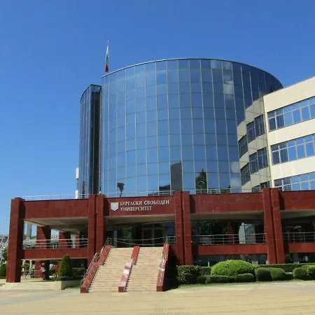 Апартамент Бургас 公寓 *